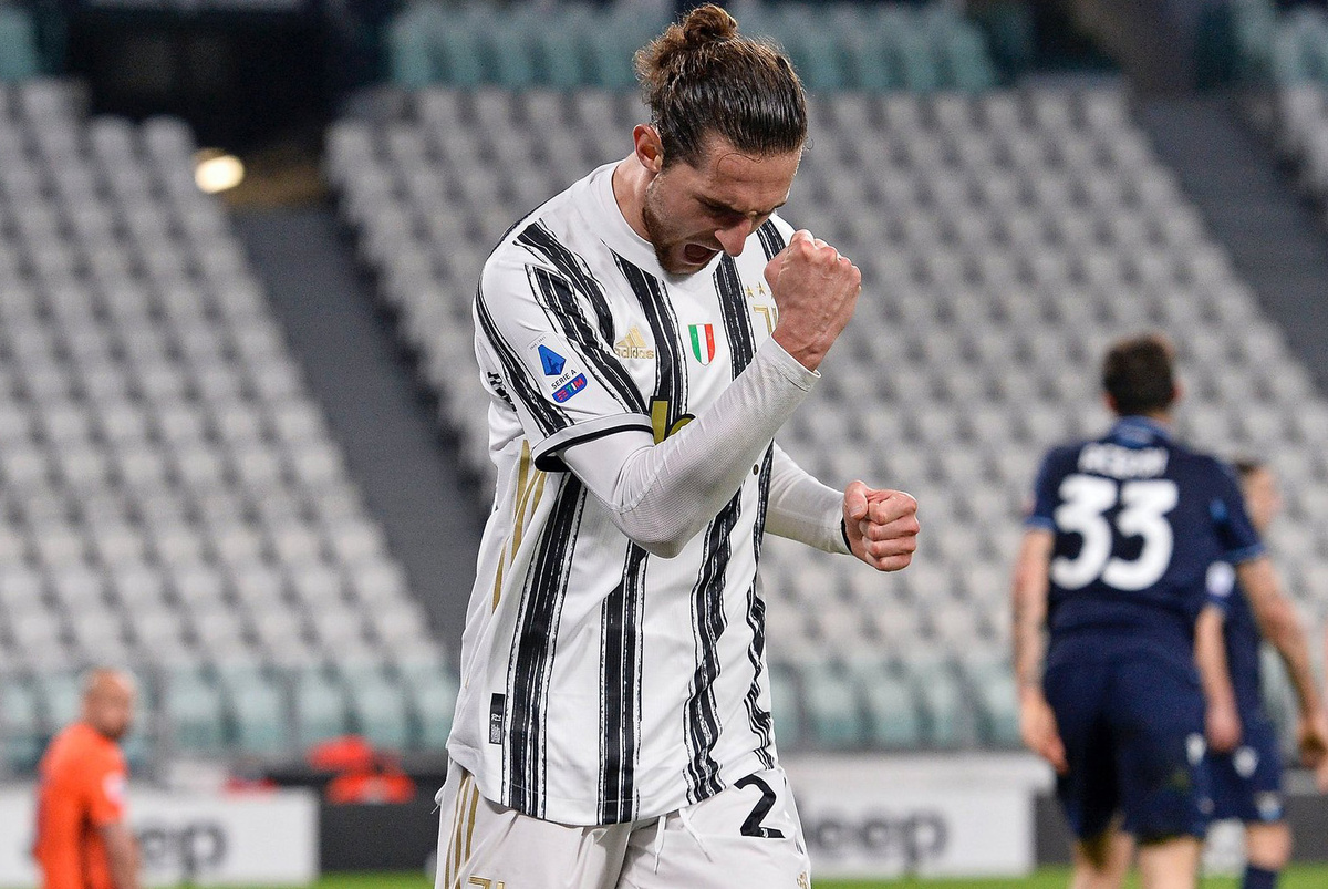 Начало камбэку Ювентуса положил Адриен Рабьо, который, вероятно, выполнял установку Пирло на игру - если уж бить, то наверняка