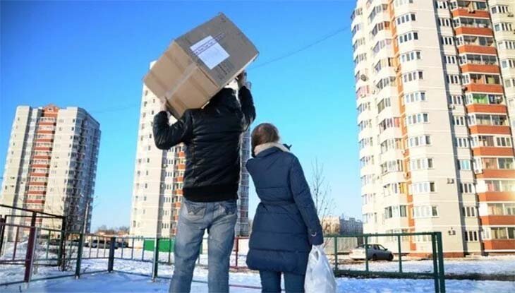 В муниципальной квартире можно прописать родственников и посторонних лиц, но для последних доступна только временная регистрация, и та — с согласия муниципального органа. Члены семьи могут рассчитывать на постоянную регистрацию.