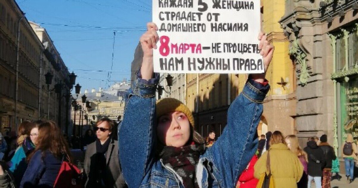 Парень заехал в митинг феминисток