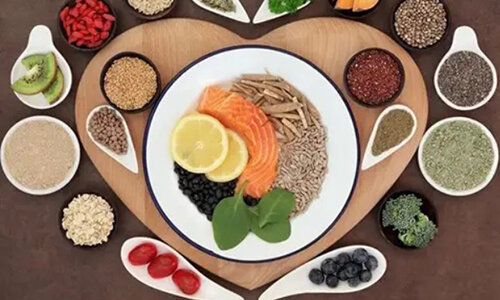 Для улучшения работы сердечно-сосудистой системы и сокращения риск возникновения тромбоза важно правильно организовать питание. Включайте в рацион жирную рыбу, чеснок, не забывайте про красный перец, имбирь и другие специи.