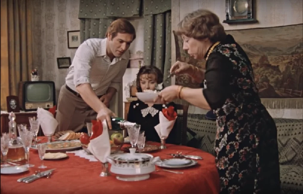 кадр из фильма "Москва слезам не верит". Квартирка-то у Рудика не особо завидная,  две смежные комнаты (за портьерами видна спальня). Если туда въедет Катя, то мама с младшим сыном вместе будут жить в проходной