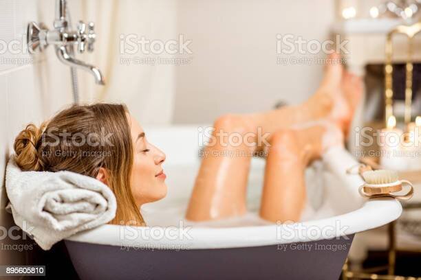 https://www.istockphoto.com/fr/photo/femme-se-baignant-à-la-salle-de-bain-rétro-gm895605810-247431751?utm_source=pixabay&utm_medium=affiliate&utm_campaign=SRP_image_sponsored&referrer_url=https%3A%2F%2Fpixabay.com%2Fru%2Fimages%2Fsearch%2F%25D0%25B2%25D0%25B0%25D0%25BD%25D0%25BD%25D0%25B0%25D1%258F%2F&utm_term=ванная