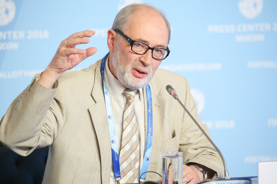 Научный руководитель Гидрометцентра России Роман Вильфанд во время пресс-конференции на тему: "Метеообеспечение ЧМ-2018" в городском пресс-центре чемпионата мира по футболу FIFA 2018 в Колонном зале Дома Союзов в Москве.  Виктор Вытольский / РИА Новости