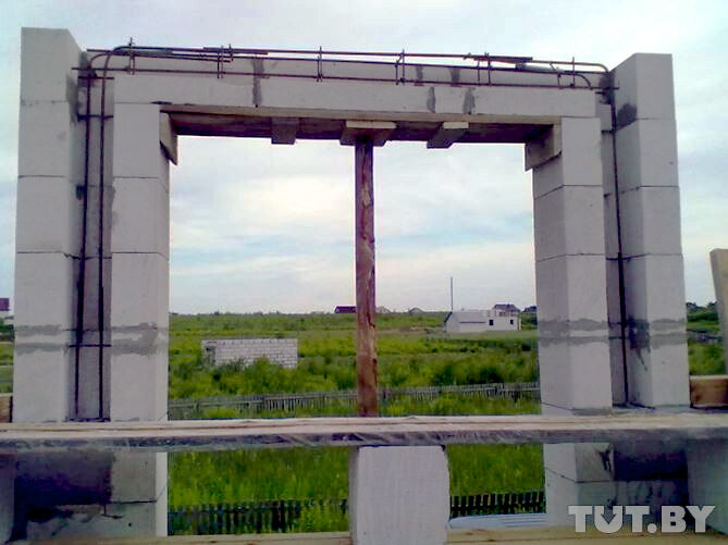 На чем будет держаться сия перемычка? Или строители готовятся залить бетон, используя СБОРНУЮ конструкцию из газобетонных блоков как неснимаемую опалубку? Никаких расчетов на прочность, естественно, не проводилось, а геометрия будущей конструкции удивляет уже сейчас