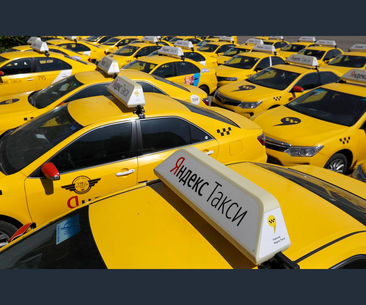 Сертифицированный таксопарк. Машина "такси". Автопарк такси.