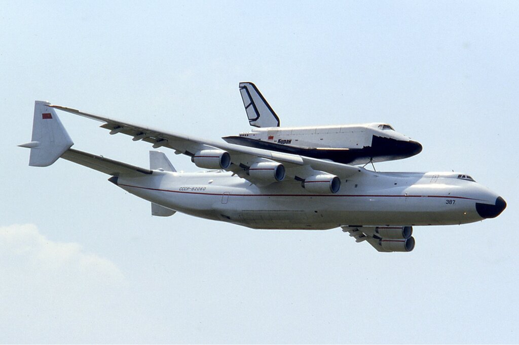 Ан-225 и «Буран» на Парижском авиасалоне, 1989 г. Источник изображения: wikimedia.org