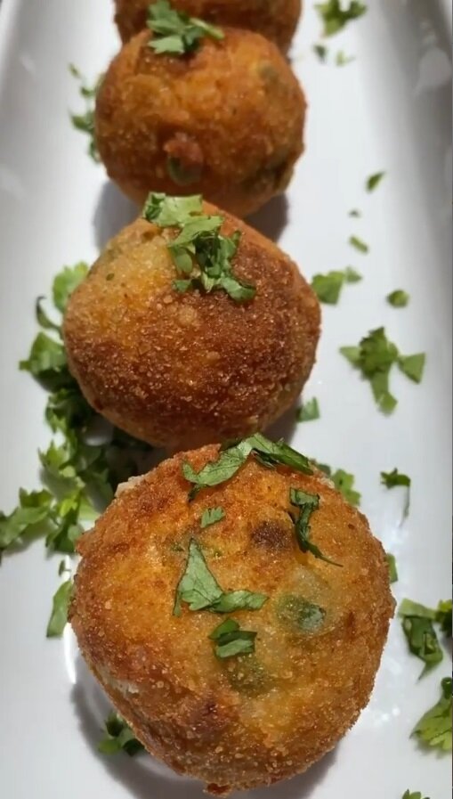 Сицилийские аранчини или рисовые шарики с сыром и ветчиной