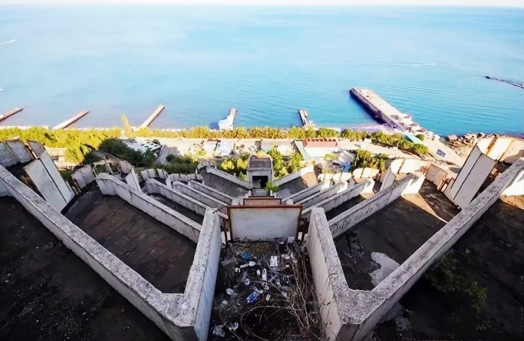 Пиро алушта что это. Недостроенный пансионат в Алуште. Лазурный берег Алушта недострой. Заброшенный пансионат Лазурный Алушта Крым.