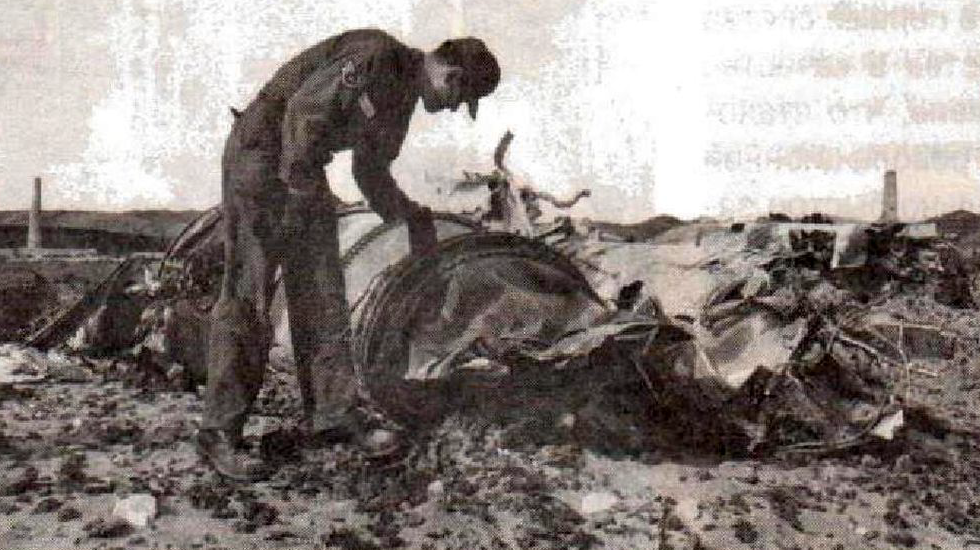 Пылающие обломки попадали в море и частично усеяли побе­режье. Разбросанные на площади порядка 40 кв. км, они догора­ли на земле в течение 5 часов.