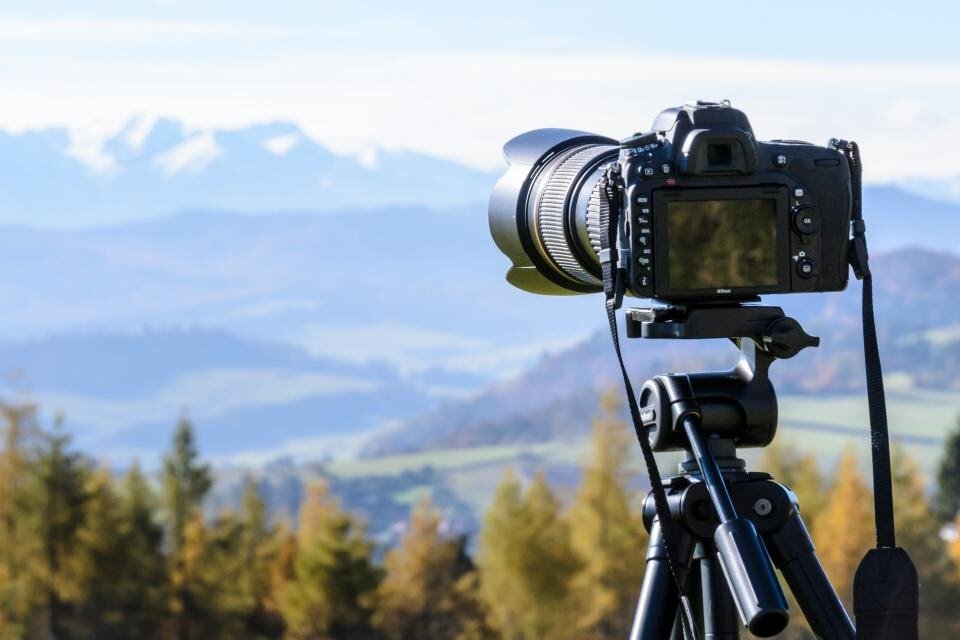Штатив незаменим при фотографировании пейзажей, но для съемки подвижных объектов он чаще всего бесполезен. Фото: stocksnap.io