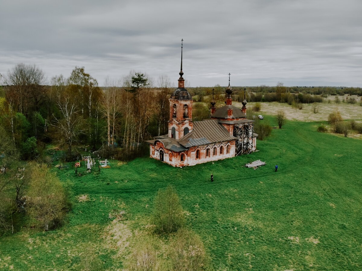 Вокруг храма все выкашено- видно, что за ним присматривают и ухаживают 