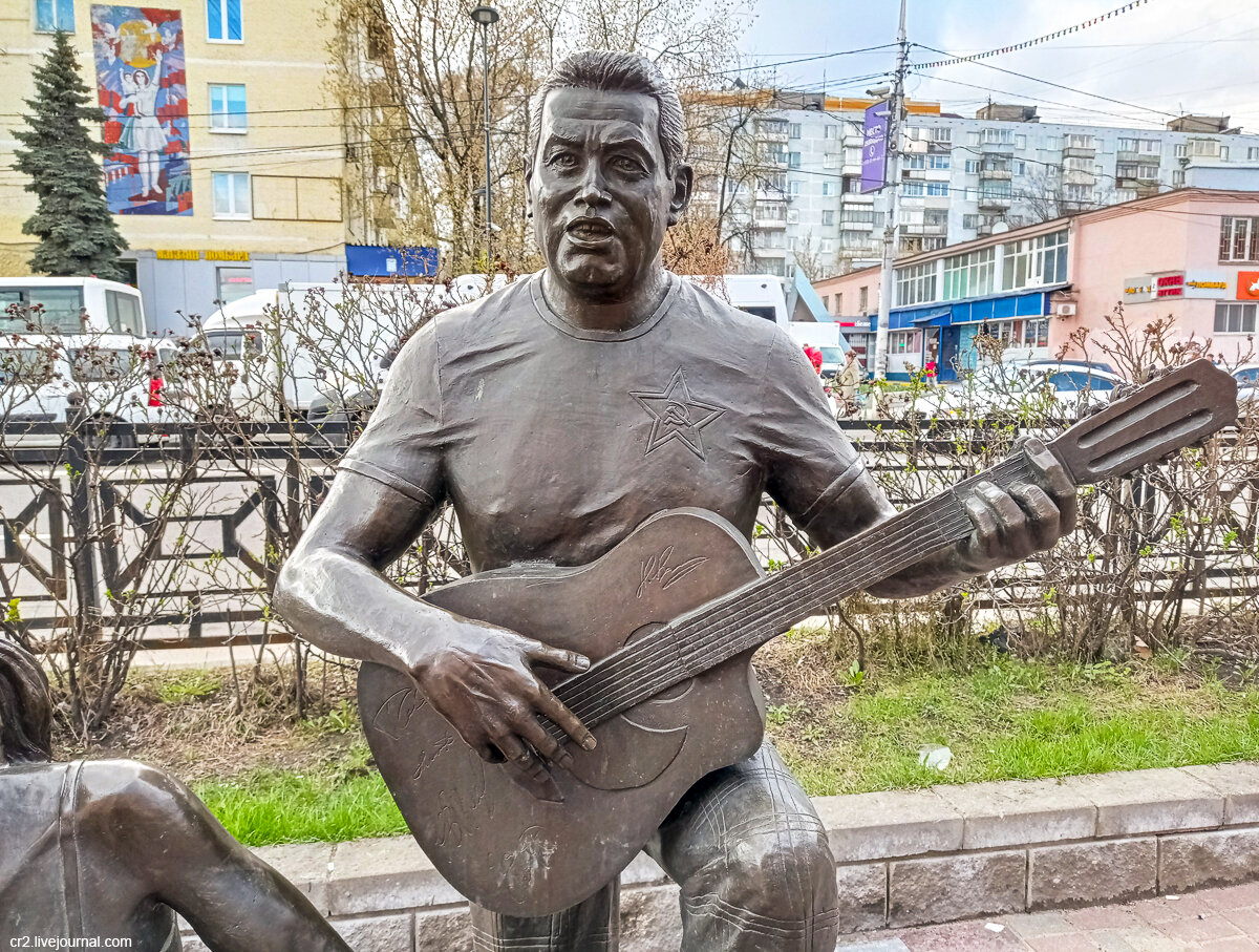 Памятники в люберцах. Памятник Любэ в Люберцах. Памятник ребята с нашего двора Люберцы. Дуся агрегат памятник в Люберцах.