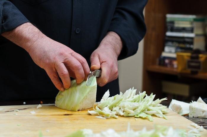 мужчина в фартуке