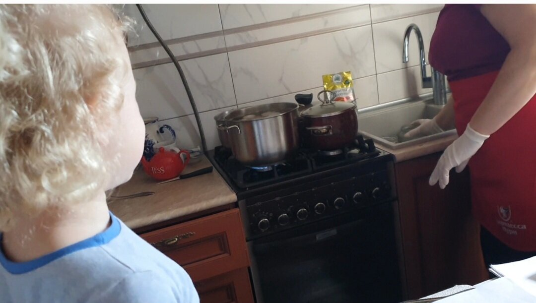 Вика помогает бабушке красить яйца