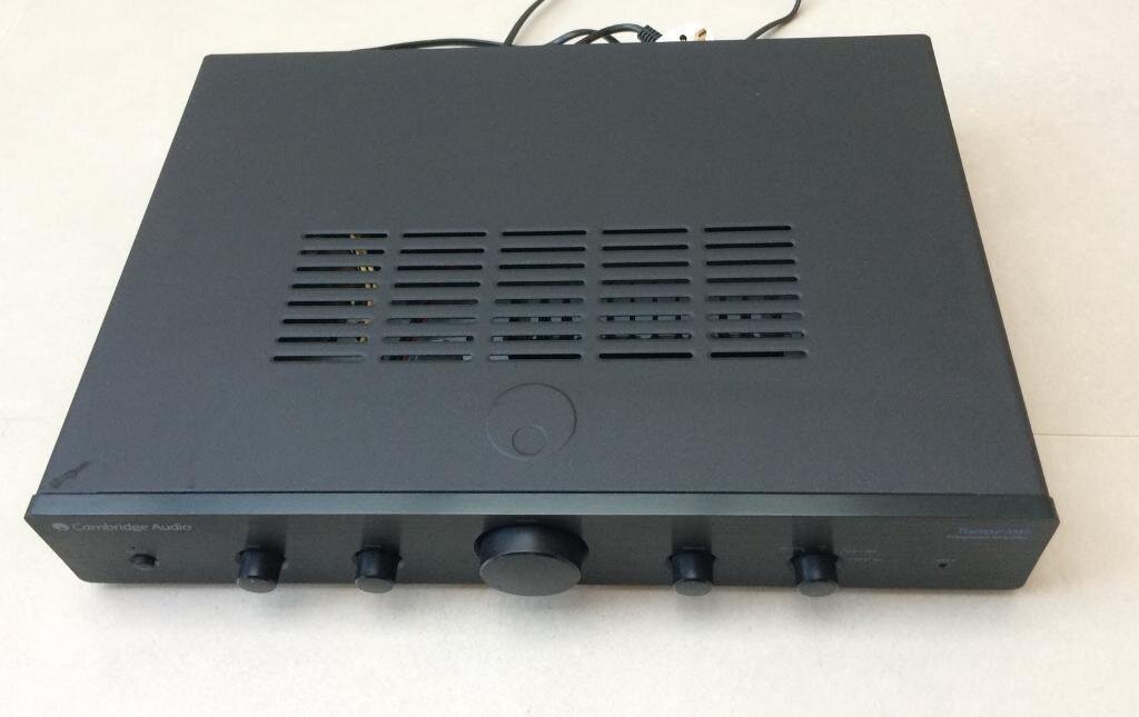 Подозрительно пустая начинка виднеется за вырезами для охлаждения...