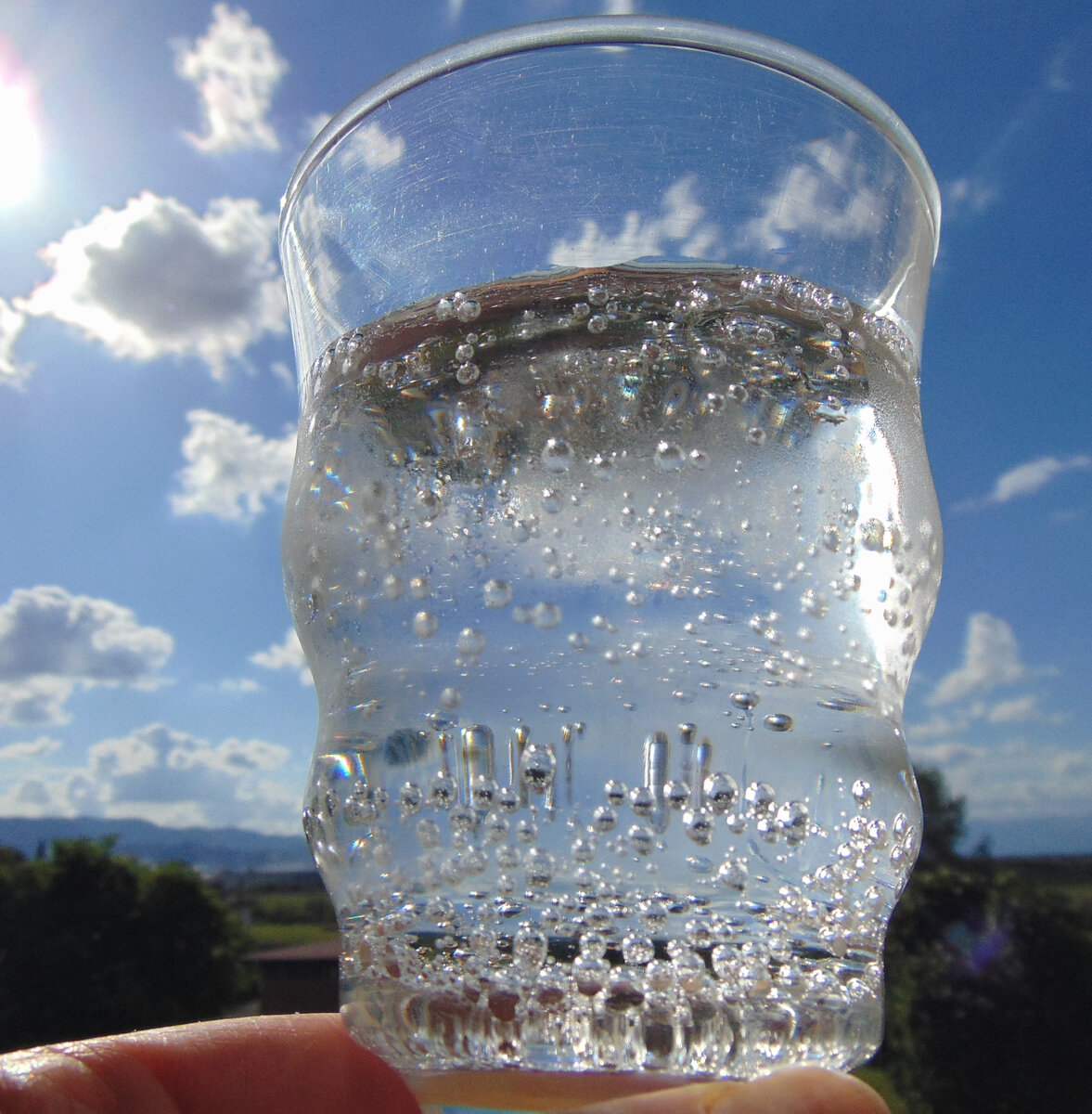 Вода всегда прозрачная. Пузырьки в стакане с маслом уксусом. Стакан с пузырьками воздуха внутри пластика. Бокалы с пузырьками при наличии шипят. Авито стеклянный стакан с пузырьками.
