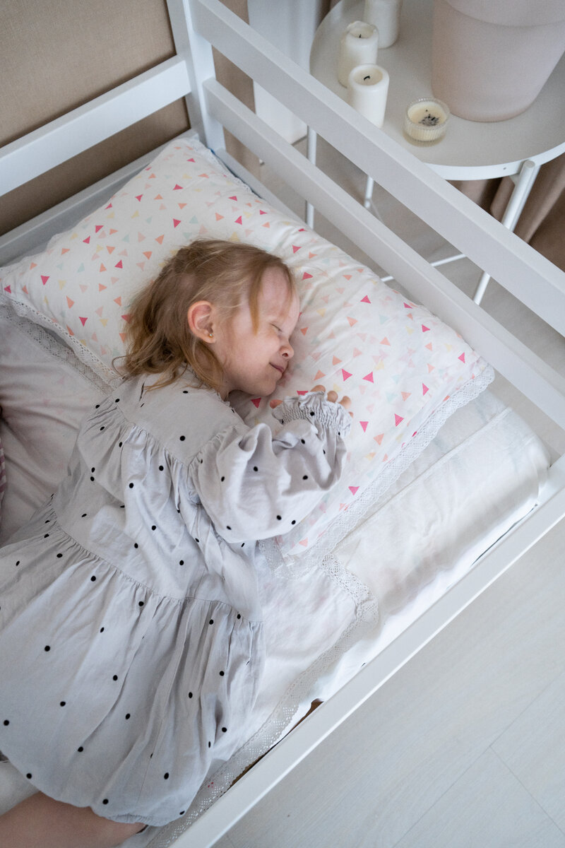 Ну, что за ангел, когда спит :) На фото: MOVZ (Кровать детская 88х167х65 см, Промтекс-Ориент Колибри 160х80 белый)