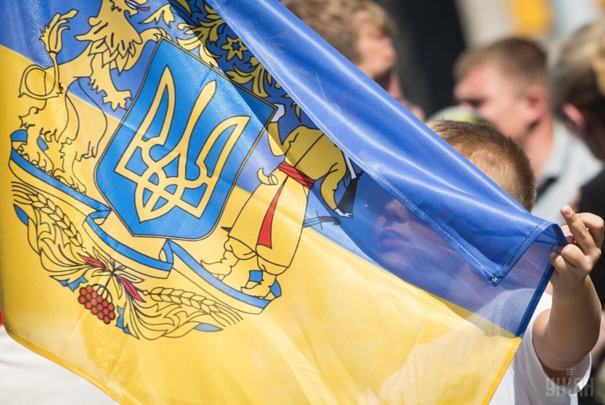 Неофициальный флаг Украины с большим гербом Украины коллектива А. Ивахненко. Источник: Unian.net [1]