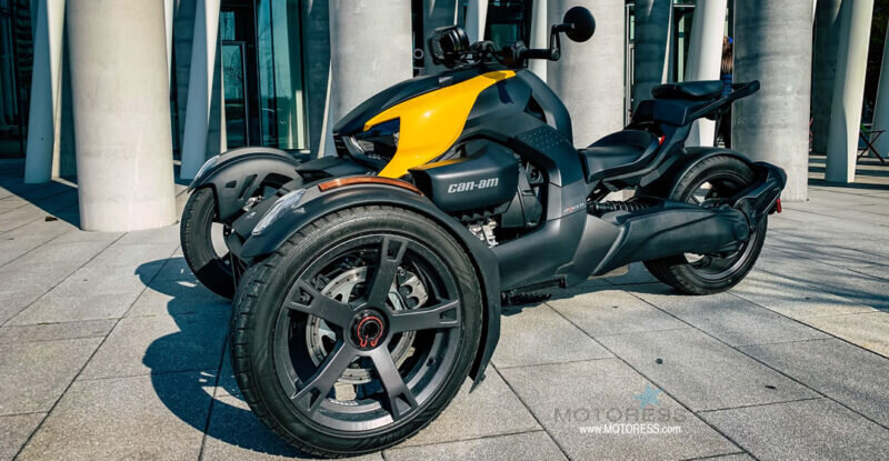 Трехколесный автомобиль Can-Am Ryker 900 в черном и ярко-желтом цветах 