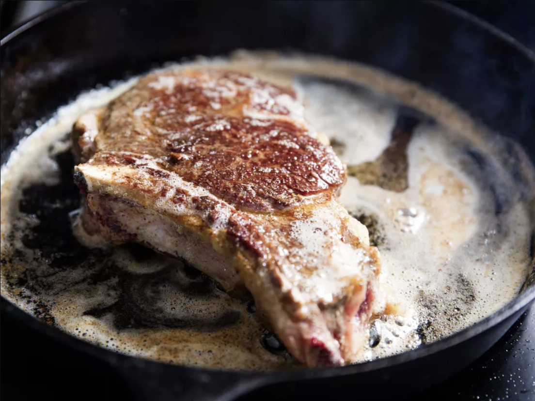 Мне было интересно узнать о приготовление мяса без удаления костей.  Добавляется ли аромат, о который все говорят, из костного мозга?  
А то мясо которое ближе к кости, оно будет вкуснее? 
Или это одно из тех правил приготовления пищи, которое не совсем правильно?