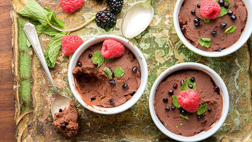 1. Белковый шоколадный мусс с ягодами.  Вам понадобятся: черная смородина (100-150 грамм), клубника (100-150  грамм), натуральный темный шоколад (100 грамм), мед (50 грамм), яичные  белки (2 шт.). Приготовление: протереть ягоды через сито, чтобы  получился сок. В ягодный сок добавляем мед и топленый шоколад. Отдельно  взбиваем яичные белки (добавить немножко соли, чтобы белки лучше  взбивались). Соединяем ягодно-шоколадную массу с белками и еще раз  хорошо все взбиваем. Готовый десерт можно украсить любыми свежими  ягодами.