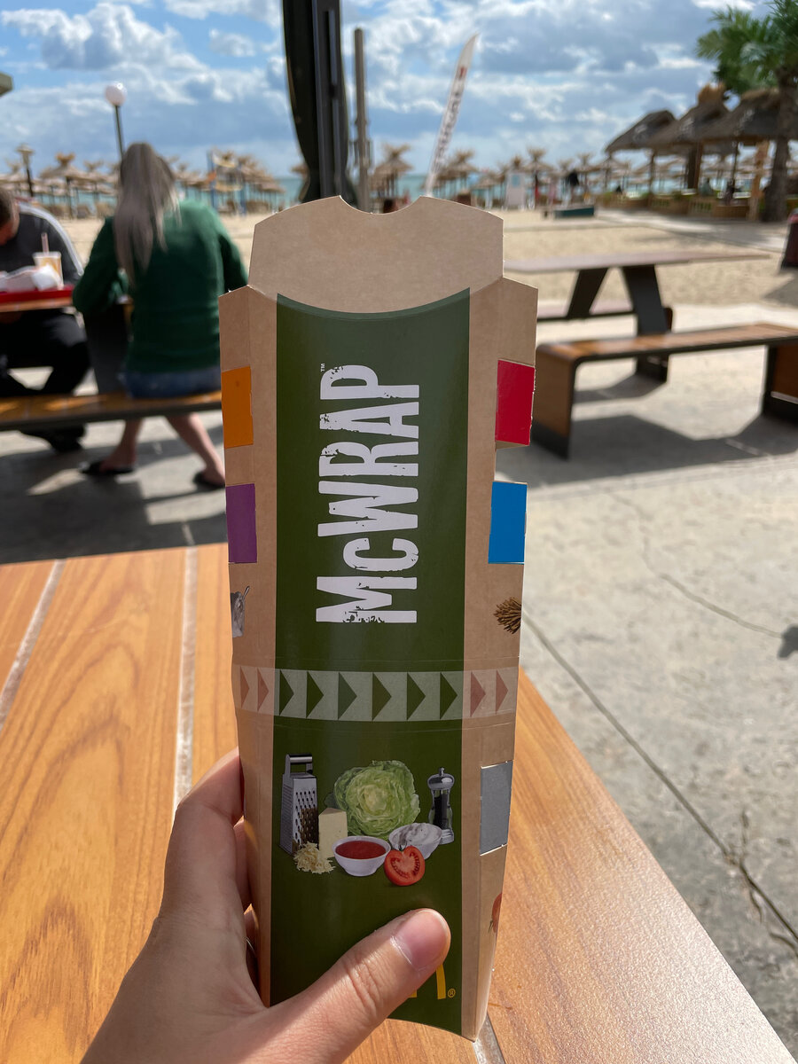 Куриный ролл в маке - 10 лв, такого же размера как в Москве