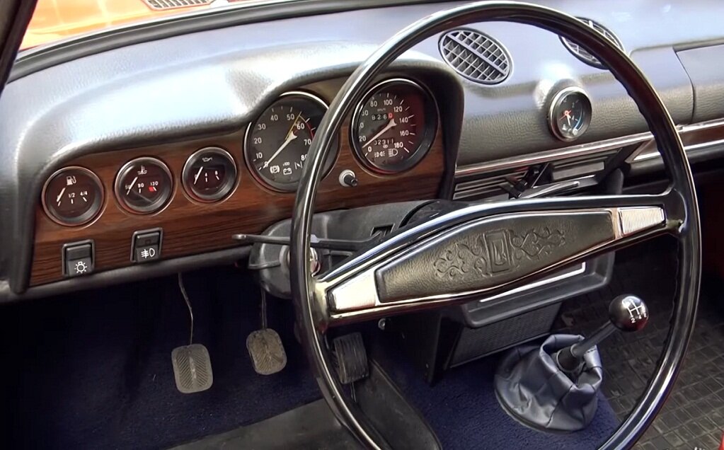 Место водителя в ВАЗ 2106.