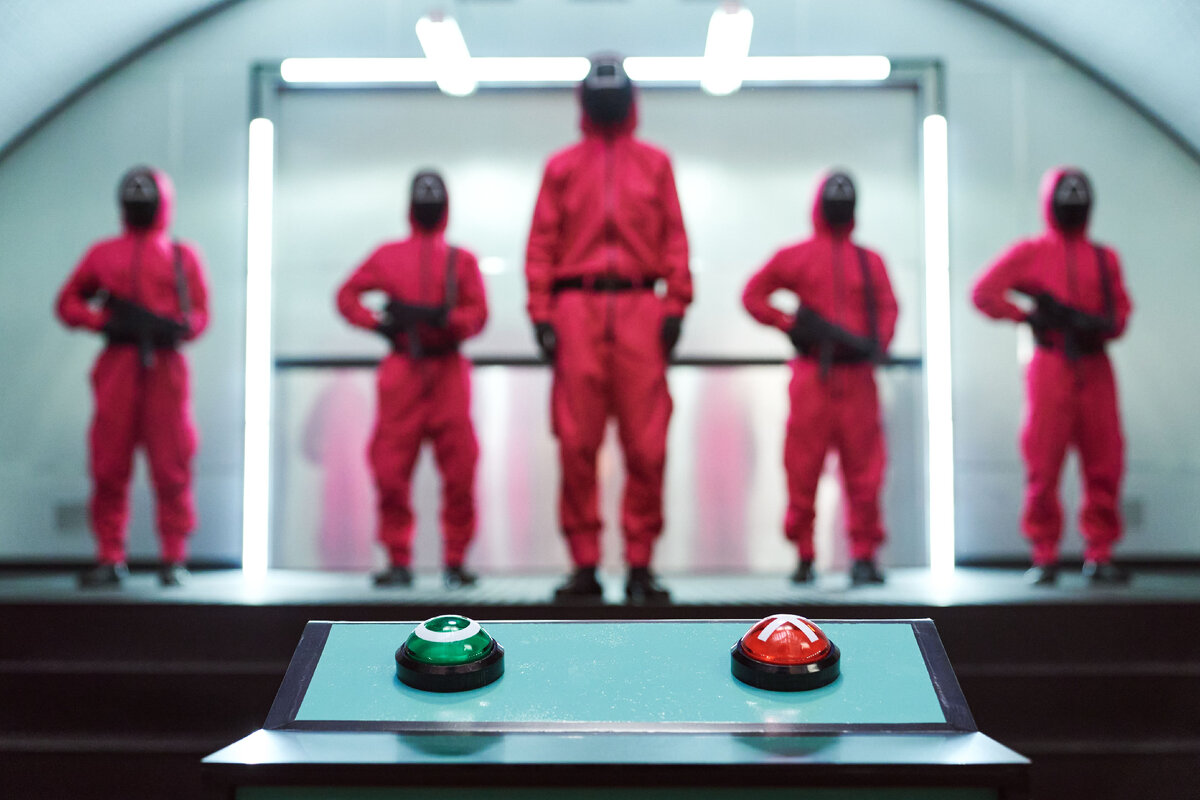 На сайте Rotten Tomatoes сериал имеет рейтинг 91 % на основании 45 рецензий критиков со средним баллом 8,2 из 10. «Консенсус критиков» сформулирован следующим образом: «Непоколебимая жестокость «Игры кальмаров» не для слабонервных, но острые социальные размышления и неожиданно мягкая сердцевина удержат зрителей у экранов — даже если им придется смотреть сквозь пальцы».