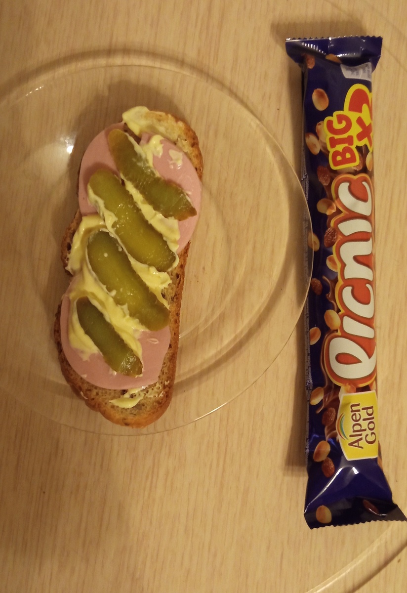 Шоколад вообще нужно есть для улучшения мозговой деятельности. 