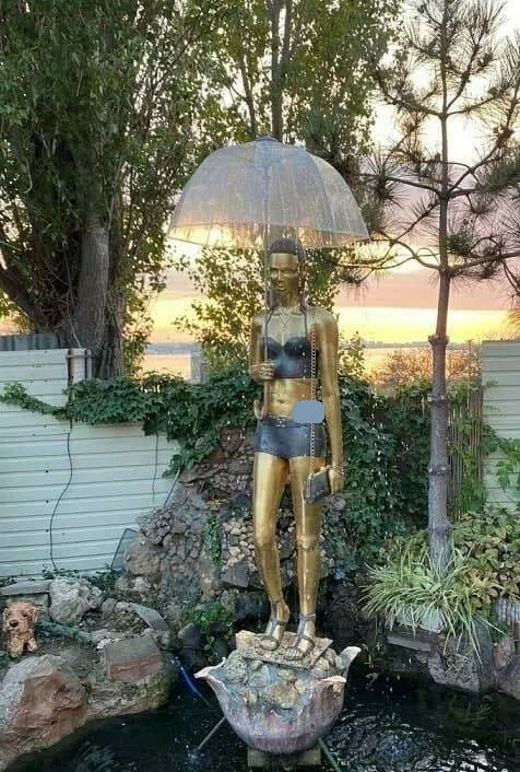 - Девушка с зонтом, на всякий случай автор кое-что прикрыл - на Дзене более суровые условия проверки, -