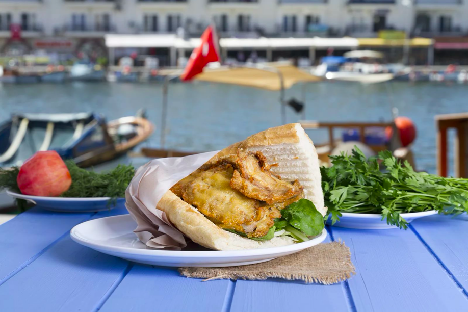 Balik ekmek на белом фоне. Хлеб и рыба. Судак орли. Рыба запеченная в панировке. Пять хлебов и две рыбки.