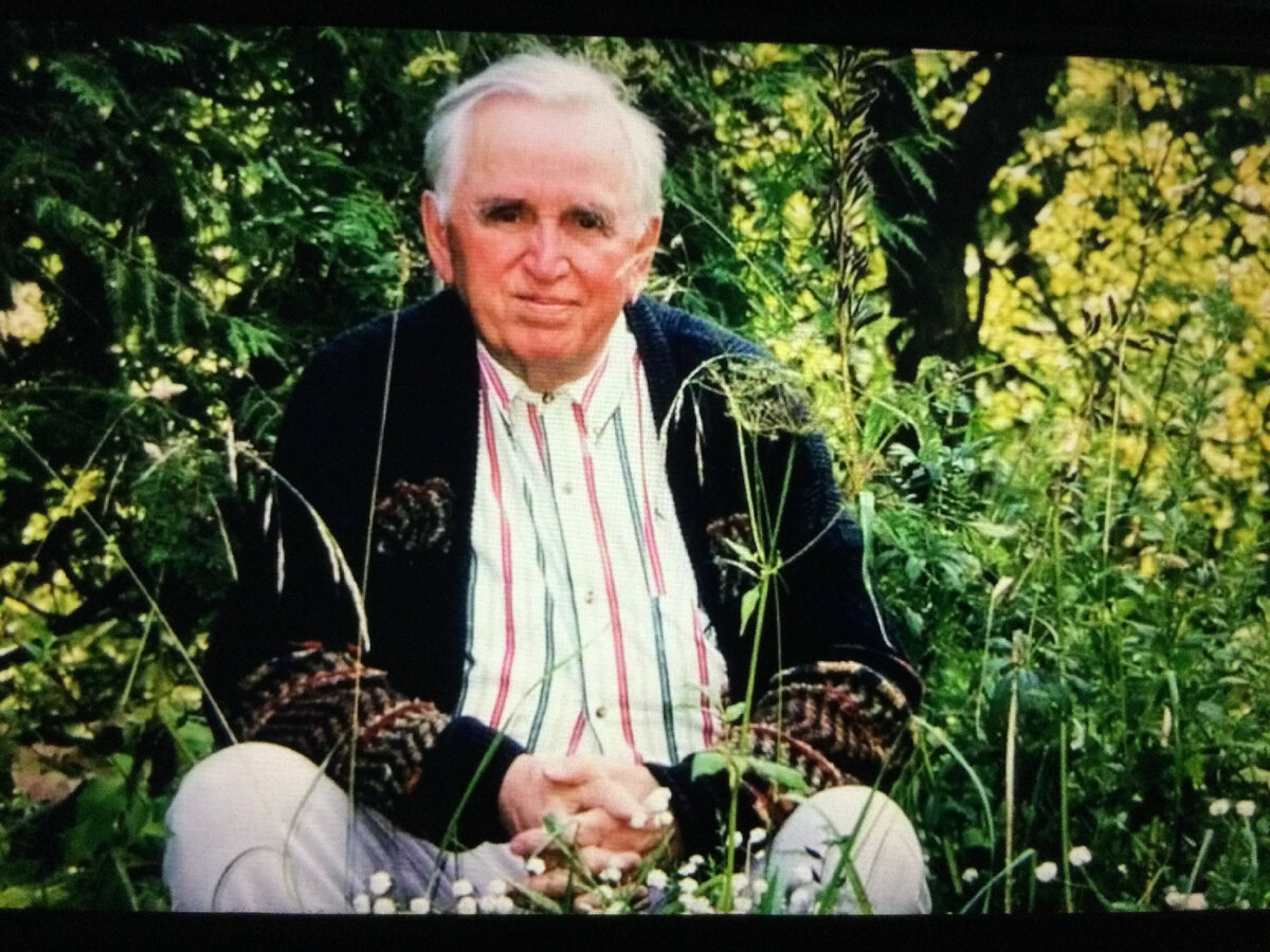 ...Вы просто чудо какое-то поэтическое! Легенда ХХ века. Причем живая, что немаловажно.…