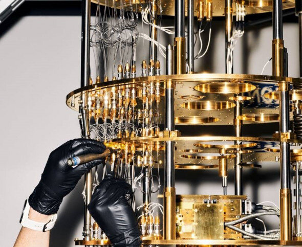 Криостат (система охлаждения), подключенный к квантовому компьютеру Microsoft (Фото: Jason Koxvold) 