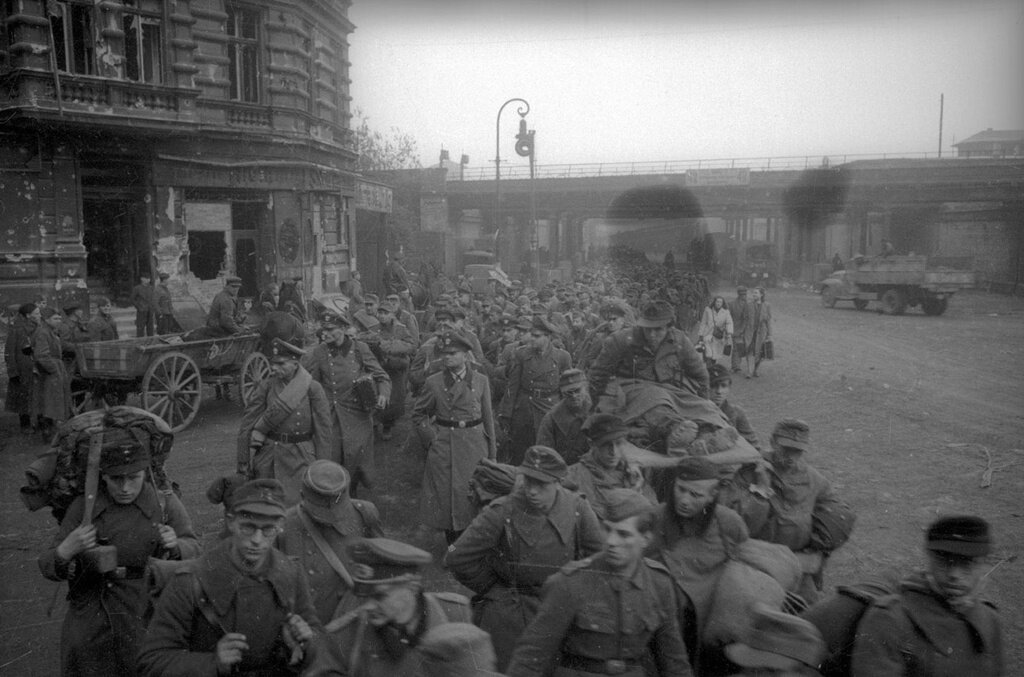 20 апреля 45 года. Советские войска полностью овладели столицей Германии Берлином. Штрафники при штурме Берлина. 20 Армия штурм заведка.