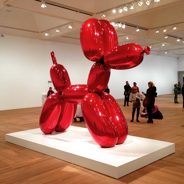 Скульптура Джеффа Кунца. Тут штука в том, что игрушка - собачка, скрученная из воздушного шарика - это очень простая и дешёвая вещь, продукт массового потребления, а Кунц делает на основе их формы огромные металлические скульптуры, как бы возводя эту дешёвку в степень символа, модного и современного. 