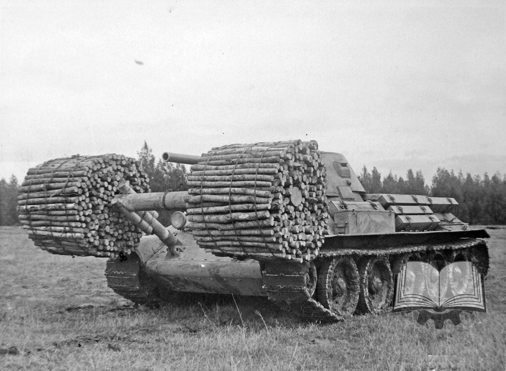 Установка фашины на Т-34 в боевом положении.