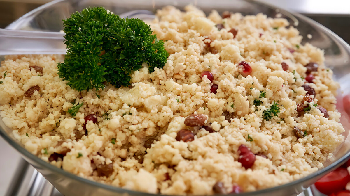 кускус с ароматными травами. каша кус кус. каша кус кус крупа. из чего изготовлена крупа кускус. крупа кускус каша.