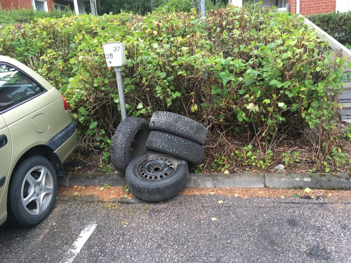 Соседи несколько дней продержали на своём парковочном месте комплект резины. Никто не взял, естественно.