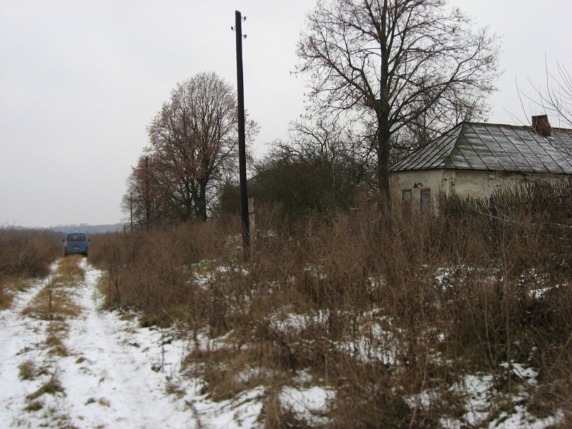 Всем Привет ! Находясь в заброшенной деревне, без средств существования с топором и бензопилой, знал куда ехал, по этому прихватил с собой.. С пойманной одной рыбиной на озере и больше ни чего не имея из продовольствия в запасе... Как я сюда попал и зачем, Вы можете прочитать в первой моей статье )