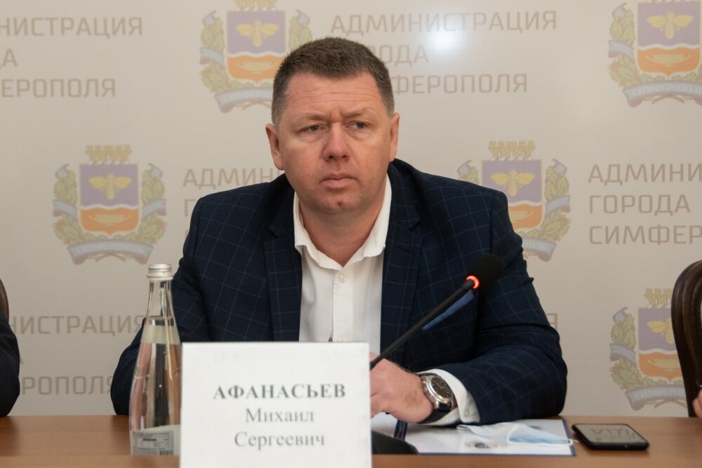 В докладе о санитарной очистке территорий начальник департамента городского хозяйства Роман Гусынин отметил, что с прошлой недели начата уборка «серых» зон и городских лесов. Основное внимание сейчас сосредоточено на очистке прибордюрной зоны и разделительных полос объектов улично-дорожной сети. С учётом потепления, в ночное время возобновлена механизированная уборка проезжей части. 
Директор МБУ «Город» Антон Гумен уточнил, что на сегодняшний день в уборке «прибордюрки» задействовано 4 механизированных звена. Ночью уборку выполняют 8 вакуумных подметальных машин.