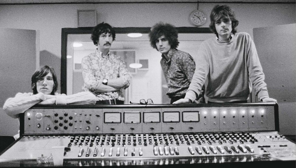 Ну, и наш список по 60-м завершает, эта прекрасная группа - Pink Floyd. И обязательно следующий пост будет об основных исполнителей 60-х годов. Ну, а сегодня несколько фактов об этих парнях.-2