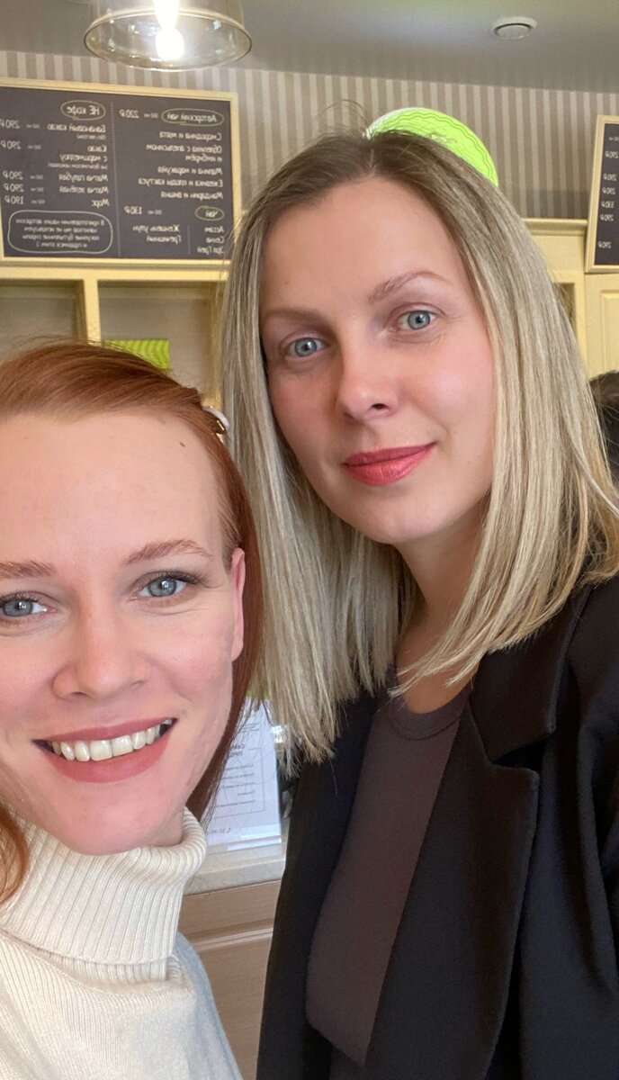 На фото Евгения, моя недавняя знакомая, которая часто принимает решения в ногу со временем.