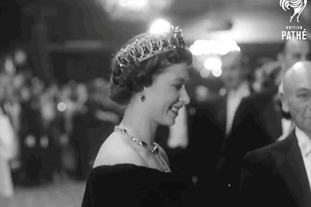 Кликнув по этой гифке, можно посмотреть, как Мэрилин Монро делает реверанс британской королеве