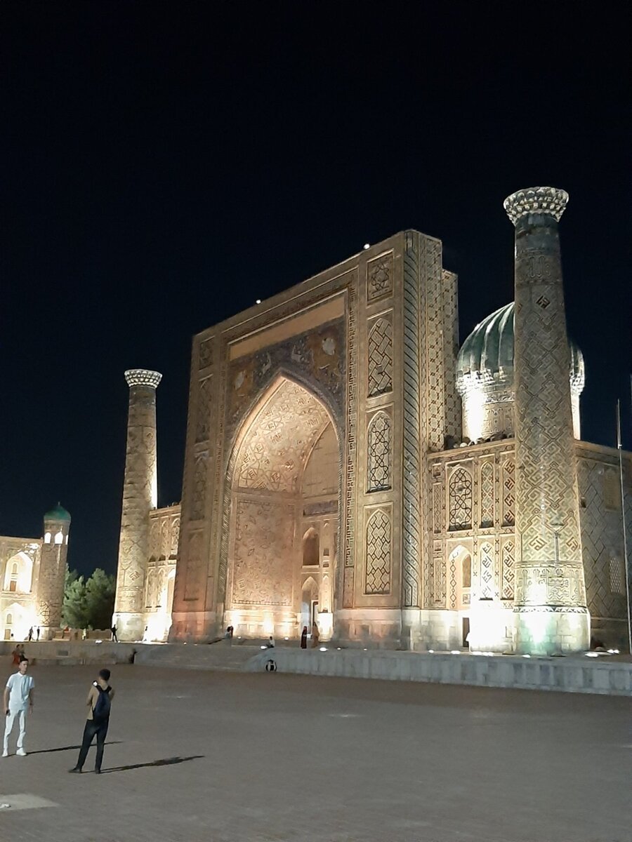 С вечерней подсветкой площадь Регистан играет новыми красками