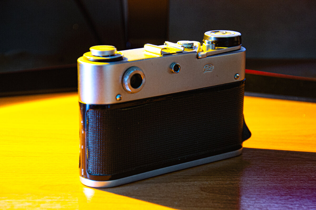 Тип применяемого фотоматериала — фотоплёнка типа 135 в стандартных кассетах. Размер кадра — 24×36 мм. Возможно применение двухцилиндровых кассет с раздвижной щелью. Корпус — металлический, со съёмной задней стенкой.
Курковый взвод затвора и перемотки плёнки. Курок имеет транспортное и рабочее положения.
Счётчик кадров, автоматически сбрасывающийся при снятии задней стенки фотоаппарата. Наличие самосбрасывающегося счётчика кадров увеличило высоту фотоаппаратов (по сравнению с и без того высоким аппаратом «ФЭД-3»).
Обратная перемотка фотоплёнки «рулеткой».
Штатный объектив — «Индустар-61 Л/Д» 2,8/55, просветлённый. Присоединительные размеры для насадок: гладких — 42 мм; резьбовых (светофильтров) — М40,5×0,5 мм.
Крепление сменного объектива — резьба М39×1, рабочий отрезок — 28,8 мм
Фотографический затвор обеспечивает следующие выдержки: 1/500, 1/250, 1/125, 1/60, 1/30, 1/15, 1/8, 1/4, 1/2, 1 с и «B» — длительную выдержку.
Видоискатель сопряжён с дальномером, база дальномера 43 мм. Механизм диоптрийной коррекции видоискателя (в пределах ± 2 диоптрий)
Синхроконтакт «X», выдержка синхронизации 1/30 с и более. На камерах ранних выпусков отсутствовал центральный синхроконтакт.
Механический автоспуск.
Резьба штативного гнезда — 1/4 дюйма.
Фотоаппарат «ФЭД-5В» в 1980-е годы стоил 67 рублей.