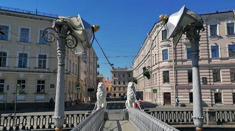 Поврежденный современными вандалами "Львиный мост" в Петербурге