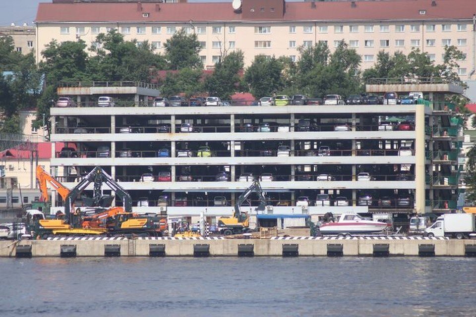     Японские иномарки в порту Владивосток, август. Милана СОКОЛ