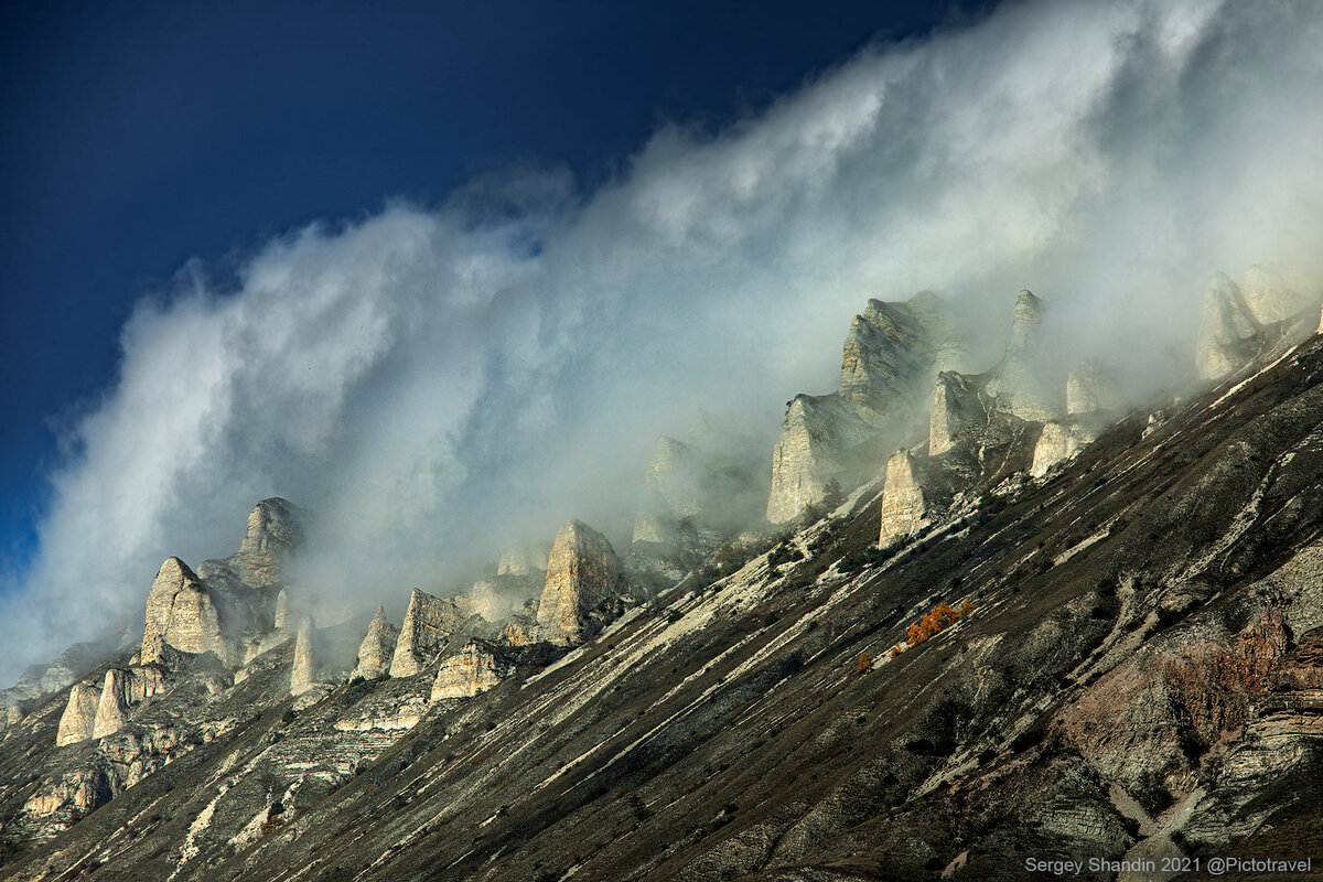Облако и зубцы на хребте, Дагестан