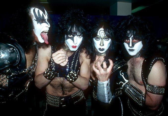 Группа Kiss в конце 1982 года на гастролях. Слева направо - Симмонс, Стэнли, Винсент, Карр