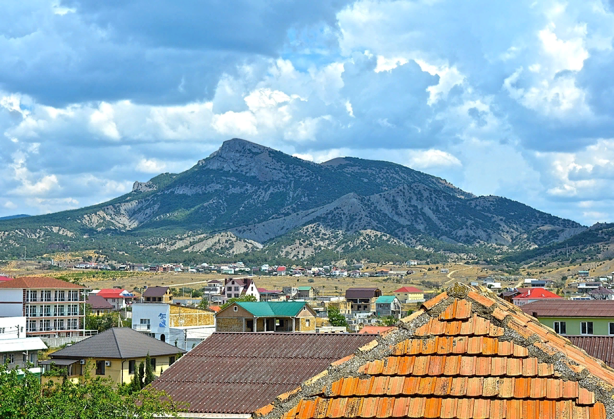 Вид на гору Ай-Георгий из Судака. Фото 2018 г.